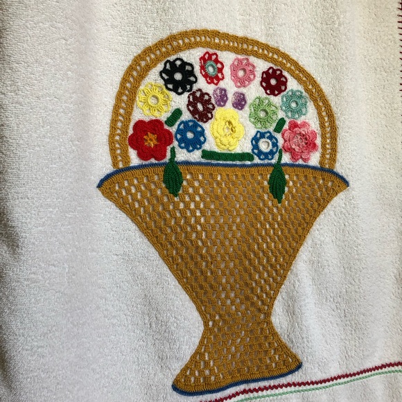 80's Floral Embroidered Bath Towel - Beach Towel - Granny Chic - Bathroom - Picture 8 of 15